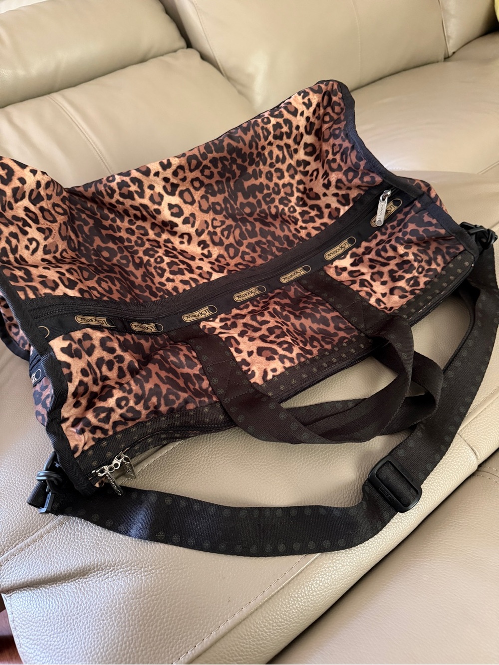 Lesportsac Leopard Print Black/Brown Weekender Duffel Bag ShoulderStrap Zippered - Picture 12 of 16